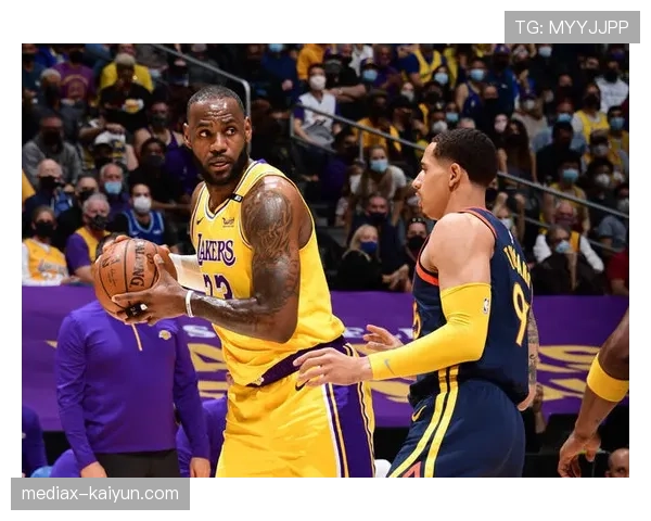 VAR长时间复核判罚，转播方利用间隙展示两队本场对抗成功率对比