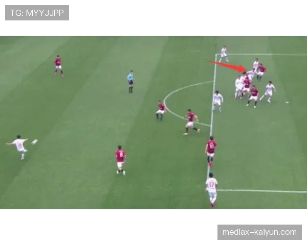 VAR判定引发场上争议，裁判组与多国球员进行长时间解释